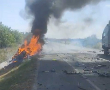 Tragédia: teherautóval ütközött, bennégett az autójában egy nő (VIDEÓ)