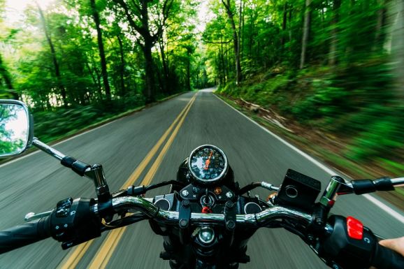 FRISSÍTVE – Szörnyethalt egy motorkerékpáros Háromszéken