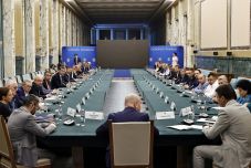 Elégedetlenek a községvezetők, felelős gazdálkodást vár Bolojan