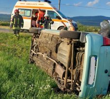 Lesodródott az útról, és felborult egy autó a Hargita megyei Szentegyháza közelében