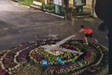 Újabb óramester Marosvásárhely főterén - nem férnek el a virágórától (VIDEÓ)