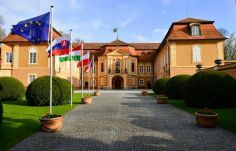 Megtámadták a prágai magyar nagykövetséget (VIDEÓ)