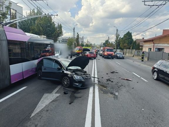 Karambol Kolozsváron: három személygépkocsi és egy troli ütközött
