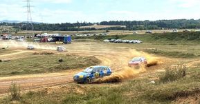 Súlyos baleset a hazai autóversenyen – A versenyautóról leszakadt kerék eltalált két nézőt