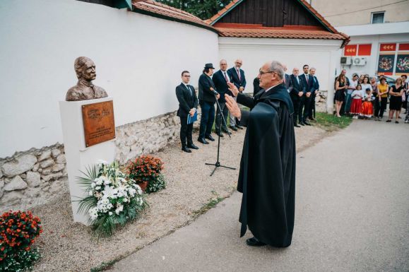 Az emlékév megkoronázása: Kriza János mellszobrát avatták fel Torockón