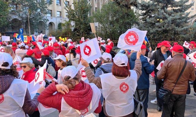 Kezdődik a sztrájkhullám: mintegy száz szakszervezetis tiltakozik Sepsiszentgyörgyön