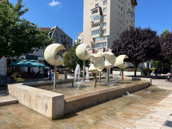 Rongálás Marosvásárhelyen – A főtéri szökőkút sem ússza meg