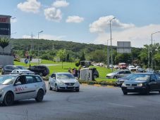 Körforgalmi „parkolás”: felborult egy autó Marosvásárhelyen