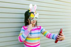 „Hívd fel naponta!” – Létfontosságú, hogy a külföldön dolgozó szülők tartsák a kapcsolatot a gyerekükkel