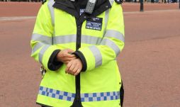 Börtönbüntetésre ítéltek egy rendőrt, amiért női fehérneműt lopott egy házkutatás során