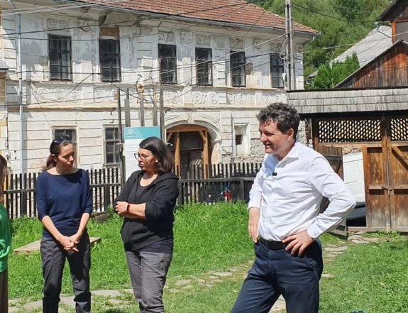 Így kirándul az államfő és családja – Tábortűznél is üldögéltek (VIDEÓ)