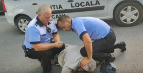 Szívbeteg idős férfit bilincseltek meg és tepertek a földre a helyi rendőrök