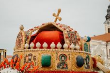 Útra keltek a virágkocsik