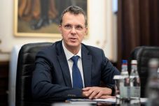 Védelmi miniszter: Álhírek terjednek a közösségi médiában (VIDEÓ)