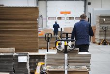 Súlyos konfliktus robbant ki egy bútorgyár helyi- és vendégmunkásai között (VIDEÓ)