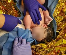 Mentőautóban született meg a kisbaba – Az asszisztensnek ez volt első ilyen jellegű bevetése