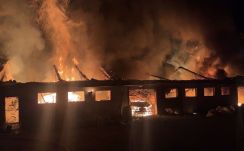 Hatalmas tűz ütött ki a szóját tároló székelyföldi csarnokban