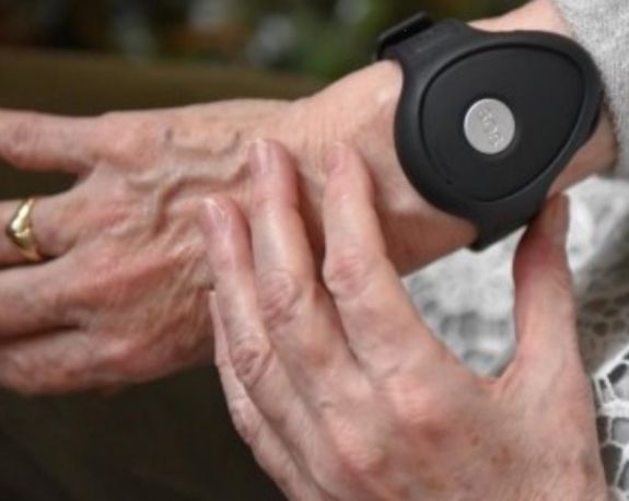 Egy gombnyomásra a segítség – Már több mint 80 sepsiszentgyörgyi kért gondos órát