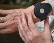 Egy gombnyomásra a segítség – Már több mint 80 sepsiszentgyörgyi kért gondos órát