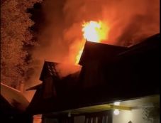 Tűz ütött ki egy szovátai panzióban – hét embert kimenekítettek (VIDEÓ)