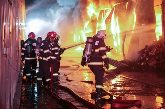 Súlyos légszennyezés: 3800 négyzetméteres, játékokkal teli raktár égett le