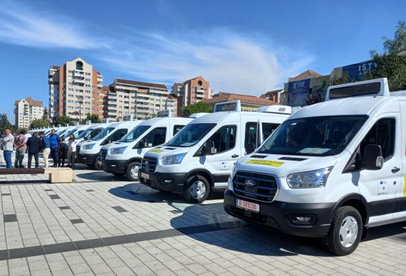 Hargita megye: átadták az elektromos iskolabuszok utolsó szállítmányát is 