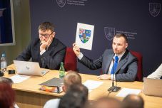 Bemutatták és elfogadták Hargita megye címerét 