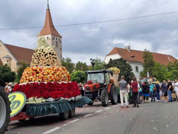 Csombordi Rózsaünnep: Nagyenyed a Rózsák városa címet kapta a fesztiválon