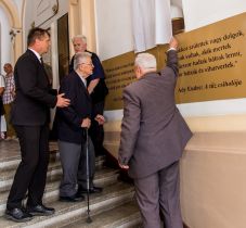 Kőbe vésett történelem Zilahon: Kincs Gyulának állítottak emléket az iskola falán