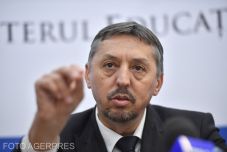 Daniel David: Nem csökkennek a bérek a tanügyben