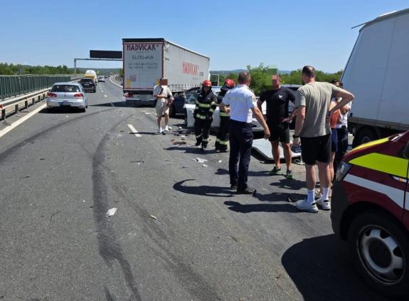 Tömegbaleset a Déva-Nagylak autópályán: három gyerek és tizenegy felnőtt sérült meg