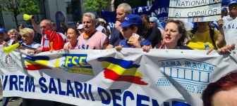 A parlament elé vonulnak a tanügyi szakszervezetek képviselői