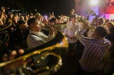 Közönségkedvencekkel és egy új helyszínnel ünnepli a jubileumi évet a Méra Világzenei Csűrfesztivál