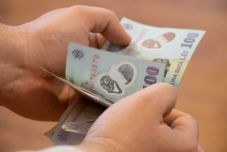 Befagyasztják a közalkalmazotti béreket – Egészségügyi járulékot kell fizetni a 3000 lejnél nagyobb nyugdíjak után