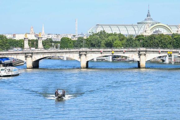 Száz év után újra csobbanhatnak a párizsiak a Szajnában