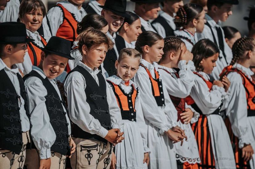 Székely ruhába öltözött leányok népesítették be Csíkszereda főterét (FOTÓK)