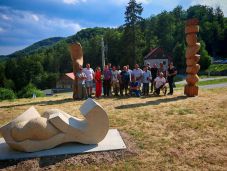 Újabb óriásszobrokat állítottak ki Bálványosfürdőn (VIDEÓ)