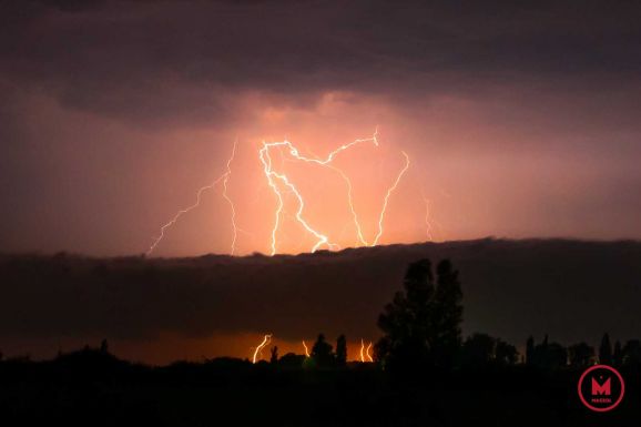 Dupla vörös riasztás: erős vihar fenyeget, és kitart az extrém hőség is