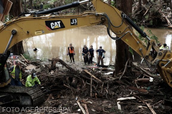Texasi árvíz: közel száztíz áldozatot találtak meg, még öt gyereket keresnek