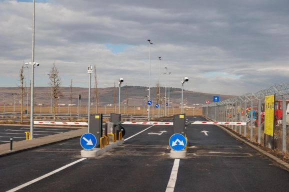 Olcsóbb lett a parkolás a kolozsvári reptérnél – Változnak a díjak a Park & Ride-nál