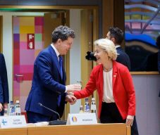 „Politikai szerelmi háromszögben” találta magát Nicușor Dan