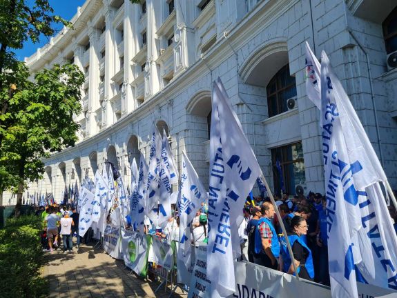 Tiltakozás: a Pénzügyminisztérium előtt állnak sztrájkőrséget a szakszervezetek