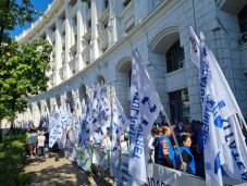 Tiltakozás: a Pénzügyminisztérium előtt állnak sztrájkőrséget a szakszervezetek