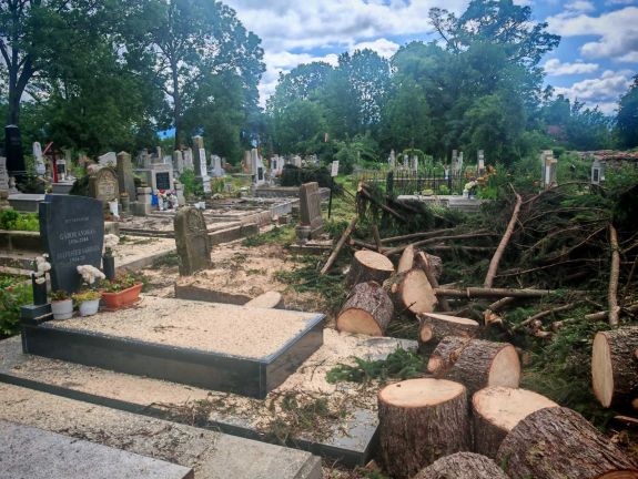 Vihar utáni takarítás Kézdivásárhelyen: óriási kárt okozott a református temetőben is az ítéletidő