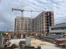 Egészségügyi miniszter: Jó ütemben halad a kórházépítés Marosvásárhelyen, finom a betegeknek felszolgált étel