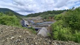 Hivatalosan nem jelezte, de újra dolgozik a kivitelező a Korond-patak medrének szabályozásán