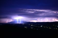 Újabb riasztás: jégeső, villámlás, viharos szél várható