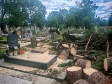 Vihar utáni takarítás Kézdivásárhelyen: óriási kárt okozott a református temetőben is az ítéletidő