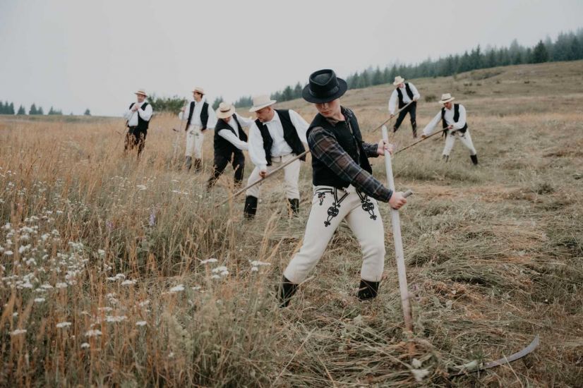 Viseletben, közösségben, tiszta szándékkal – Csíkszentkirályon ismét kaszáló kalákára gyűltek össze 