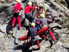 Tizenöt métert zuhant egy nő a szakadékba – Mentőhelikopterrel szállították el (VIDEÓ)